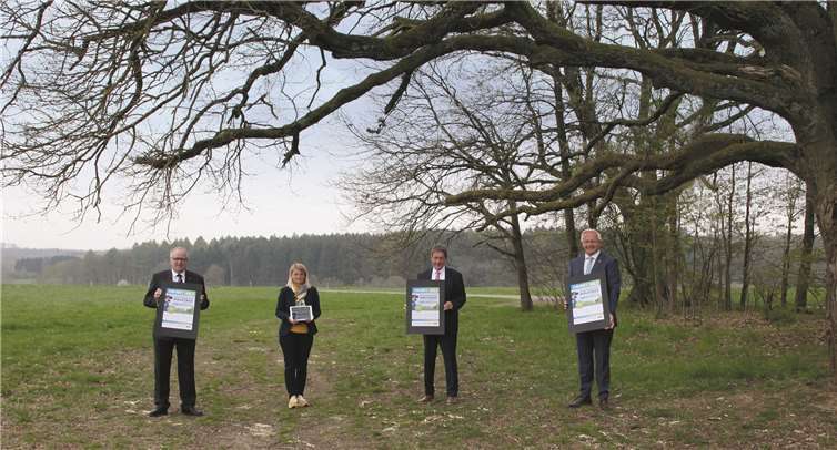 Die Westerwälder Holztage werden federführend von den Landkreisen Neuwied, Altenkirchen und dem Westerwaldkreis unter dem Dach der Gemeinschaftsinitiative „Wir Westerwälder“ veranstaltet (v.l.) Landrat Dr. Peter Enders, (LK Altenkirchen),Sandra Köster (Vorstand Wir Westerwälder), Landrat Achim Schwickert (Westerwaldkreis), Landrat Achim Hallerbach (Kreis Neuwied).Foto: Wir Westerwälder
