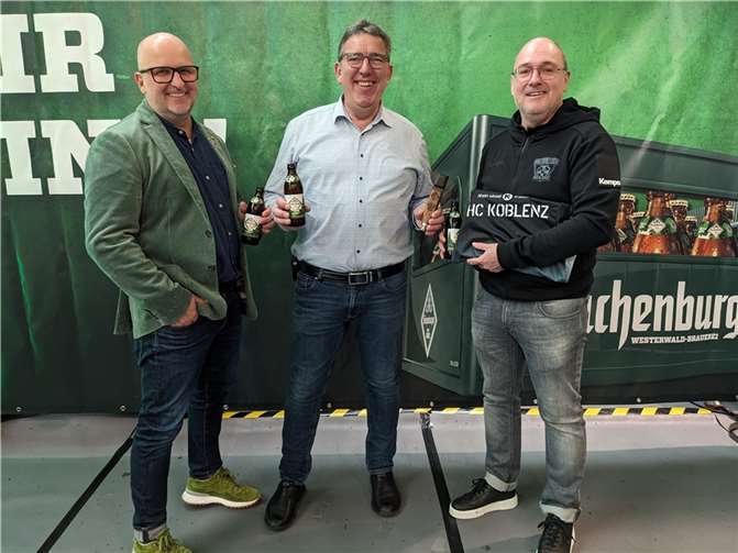 Die Westerwald-Brauerei steigt beim HC Koblenz ein. Frank Knipp (sportlicher Koordinator HCK), Klaus Strüder (Vertrieb der Brauerei) und Patrick Mader (Sponsoring & Marketing HCK) bei der Vertragsübergabe. Quelle: HC Koblenz