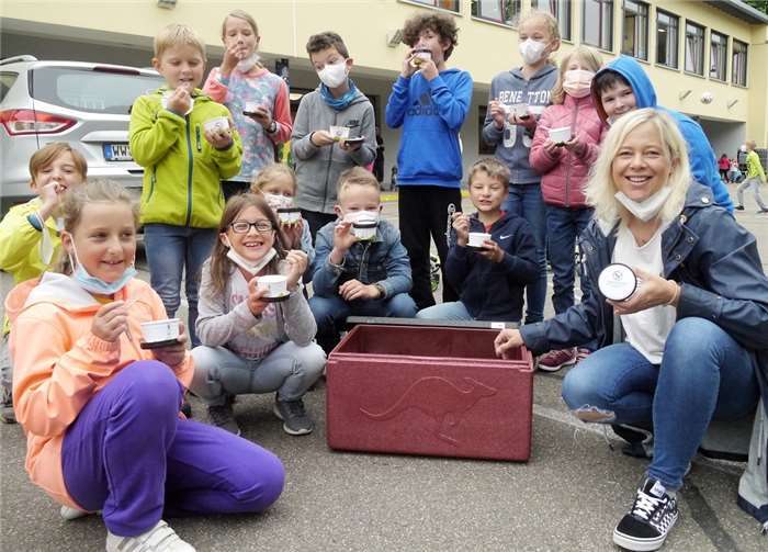 Die Westerwald-Kinder luden alle Kinder und Erwachsenen der Sonnenfeld-Schule in Hilgert zu einer „Lokalrunde“ Eis ein.Quelle: DKSB