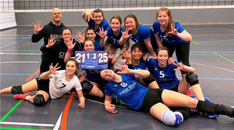 Die Westerwald Volleys Damen 1 jubelten über den Sieg in Bitburg: Trainer Peter Wanschura, Emely Opper, Judith Kloft, Luisa De Sa Santos, Phetchara Hemprayoon, Maren Zampino, Marie Hubert, Marie Kuch, Pauline Gelhard, Sarah Wilberz, Saskia Arzheimer, Vivien Lehnhäuser. Foto: privat