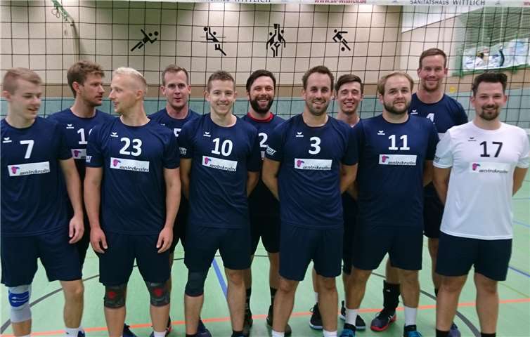 Die Westerwald Volleys Herren I: Delinsky, Johannes (Spielertrainer), Heibel, Christoph, Dilly, Marc (Mannschaftskapitän), Heibel, Philipp, Heibel, Mathias (hintere Reihe v. li.); Waters, Jonathan, Heuser, Christof, Kreichauf, Stefan, Siry, Steffen, Krippes, Simon, Schmidt, Dennis (vordere Reihe v. li.Es fehlen: Munsch, Jahn, Yousufi, Martin). Foto: privat