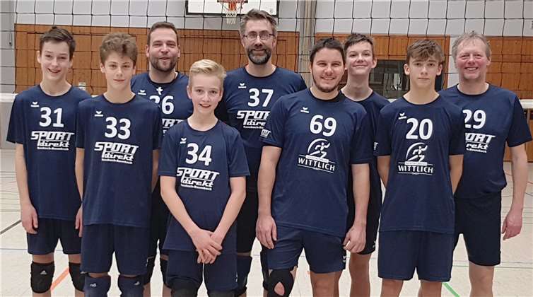 Die Westerwald Volleys III nach den vier Bezirksliga-Matches in Sinzig (v. l.): Simon Trefflich, Pablo Ferdinand, Christoph Augst, Matthias Dennebaum, Christoph Köhler, Bastian Pörtner, Tim Hauck, Colin Lambach, Erwin Hausen. Fotos: privat