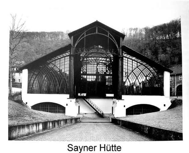 Die Westfassade der Sayner Hütte.