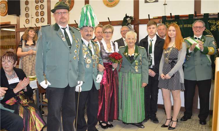 Die Westumer Honorationen mit Königspaar, Prinz und Brudermeisterin Marlies Roos. Fotos: AB
