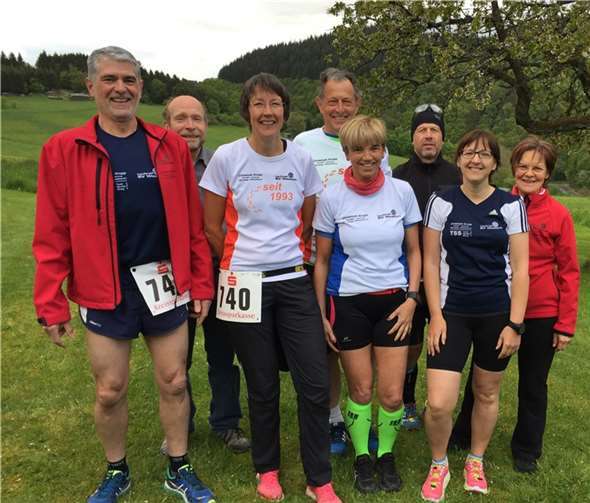Die Westumer Läufer vor dem Start in Jammelshofen. privat