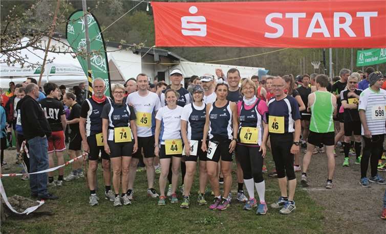 Die Westumer Lauftreffler kurz vor dem Start der beiden Hauptläufe über 10 und 16 Kilometer.privat