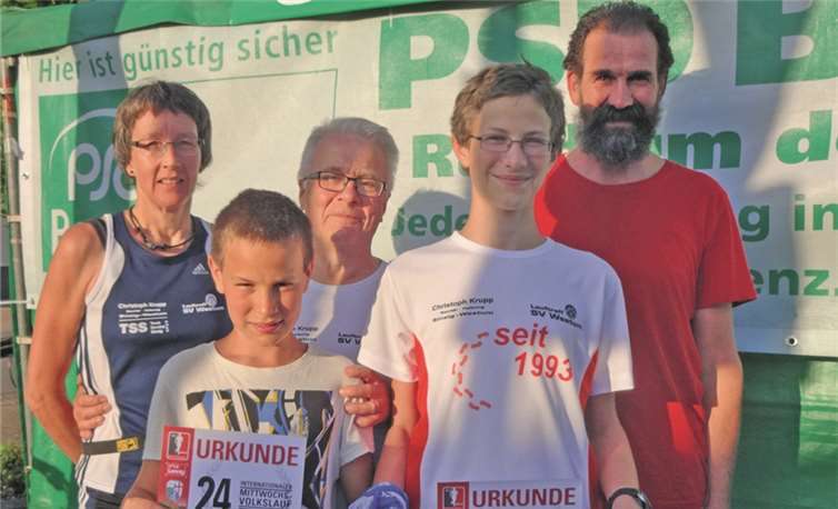Die Westumer Lauftreffler präsentierten stolz ihre Urkunden.privat