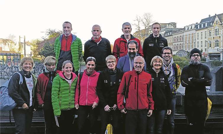 Die Westumer Sportler kurz vor dem Start zum Halbmarathon in Bonn.privat