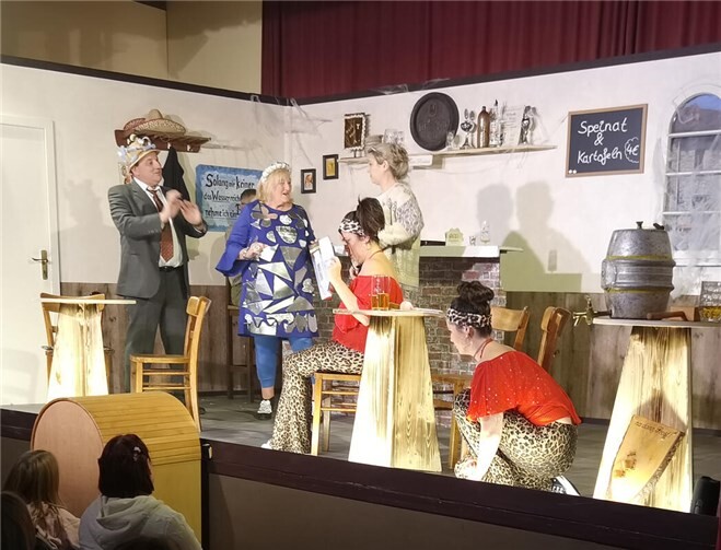 Die Westumer Theaterspieler begeistern mit ihrem neuesten Stück.  Foto:BL