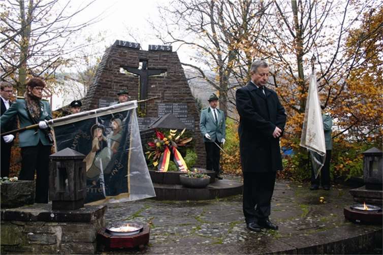 Die Westumer Vereine trugen mit ihren Fahnen zum feierlichen Rahmen bei.