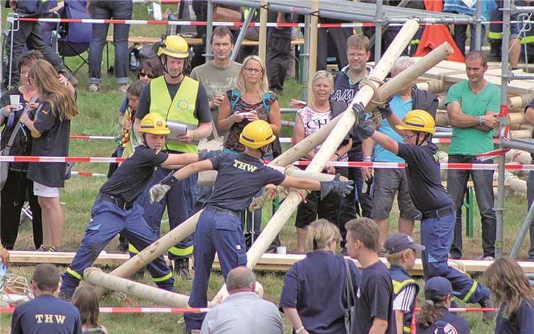 Die Wettbewerbsteilnehmer aus Freisen im Saarland bauen ein Teil einer Holzbrücke und erringen am Ende den dritten Platz.  THW Ahrweiler
