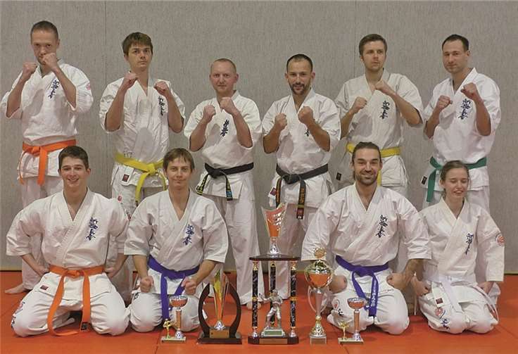 Die Wettkämpfer im Kreis der Vereinskameraden: Andreas Fitz (vordere Reihe, Zweiter von links), Marc Kuntz (rechts daneben), Roman Weber (hintere Reihe, Zweiter von links) und Trainer Zhelyazko Zhelev (hintere Reihe, Vierter von links).