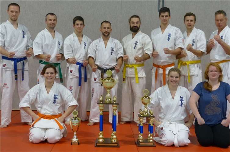 Die Wettkämpfer im Kreise der Vereinskameraden (alle hinten): Angel Geschev (2. v. l.), Zhelyazko Zhelev (4. v.l.), Marc Kuntz (5. v. l.), Yannick Wallrath (6. v.l.). Foto: privat