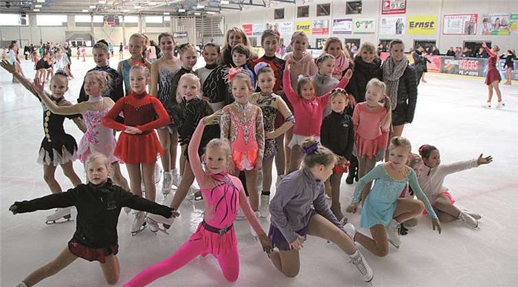 Die Wettkämpfer verteilen sich wie folgt: (l., oben): Lucia Tcheremenetski, Evelyn Obelender, Sophie-Constanze Vogel, Sophie Wacker, Katharina Dorofeev, Trainerin Lena Bode, Eric Justus, Natalja Quarz, Valeria Kalt, Vivien Maser, Jenny Bode, Trainerin Ludmilla Zimmer, Marylin Müller, (l.,Mitte): Sophia Silbert, Nicole Obwelender, Diana Haberkorn, Melanie Warwein, Aileen Wacker, Antonia Kim Olenberg, Lara Maria Schröder, Maya Jolie Jost, Anastasia Kohl, (l.,unten): Leah Tcheremenetski, Fiona Wiens, Nicole Franz, Karina Razlaw, Angelika Kohl, Veronika Zinenko. privat