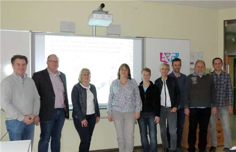 Die Whiteboards machen den Unterricht jetzt unterhaltsamer und auch einfacher. Von links: Udo Adriany, Guido Nisius, Elke Backes, Angelika Schifferings, Ruth Hilger, Nicole Karls, Markus Nohles, Manfred Hoffmann und Michael Schober. Privat