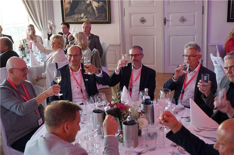 Die WiFo Mitglieder und geladenen Gästenerheben ihre Gläser auf 20 erfolgreiche Jahre.
