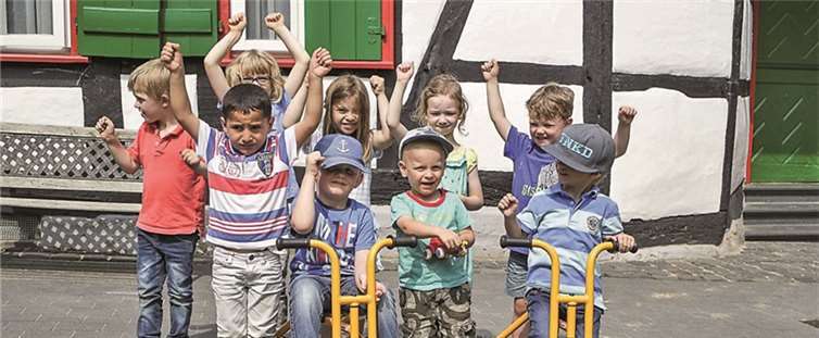 Die Wibbelstätze freuen sich riesig über die neuen Dreiräder. Sandra Schwerter/privat