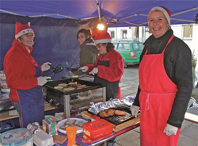 Die „Wichtel“ aus Merl verwöhnten die Besucher mit leckeren Reibekuchen.