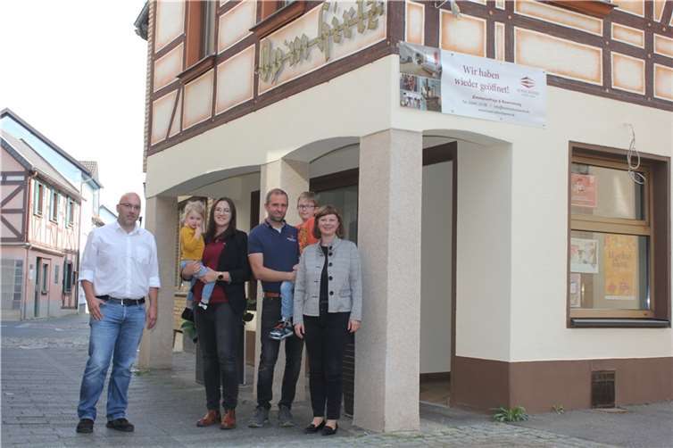 Die Wiederaufbaubeauftragte der Landesregierung, Staatssekretärin Nicole Steingaß, und Thomas Weimer, Leiter des Verbindungsbüros des Landes in Ahrweiler, freuen sich mit Lea, Katja, Leon und Sebastian Kniel über den gelungenen Neustart ihres Hotels.  Foto: EA/Adams