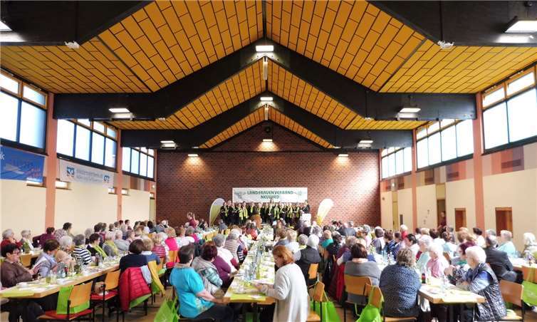 Die Wiedhöhenhalle war bis auf den letzten Platz mit Gratulanten gefüllt. Privat