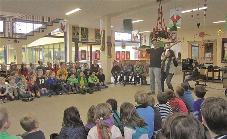 Die Wiener Kinderoper „Papageno“ war zum dritten Mal in der Grundschule Am Nastberg zu Gast und begeisterte wieder alle Schulkinder mit einem Theaterstück zum Mitmachen. privat
