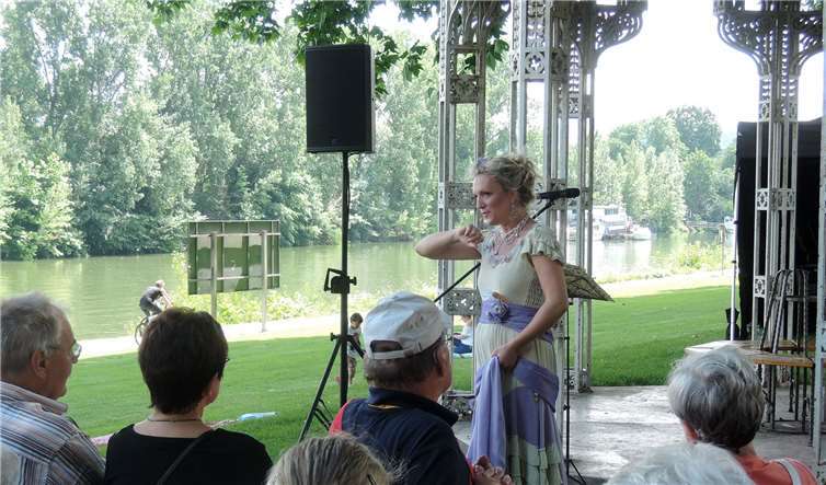 Die Wienerin demonstrierte, wie ein Handkuss funktioniert.