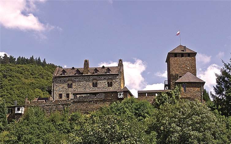 Die Wildburg Treis fügt sich in die idyllische Landschaft des Flaumbachtals ein. privat