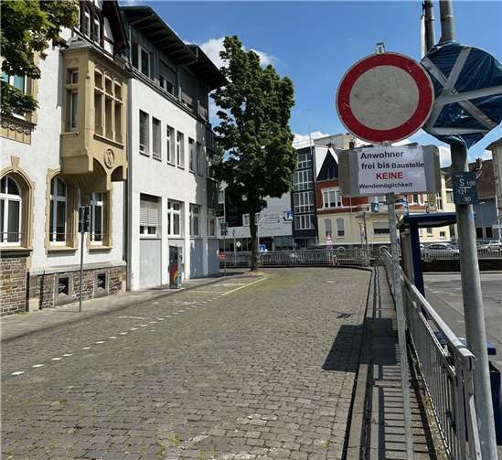 Die Wilhelm-Leuschner-Straße muss im Zufahrtsbereich zum Innenhof-Parkplatz des Kreishauses für rund eine Woche gesperrt werden.  Foto: Thomas Herschbach