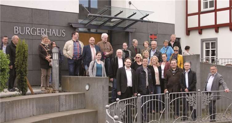 Die Winninger CDU vor der Abreise am Waldescher Bürgerhaus, sie reisten anschließend in ihrer Besichtigungstour in die anderen Rheingemeinden der Verbandsgemeinde Rhens weiter.privat