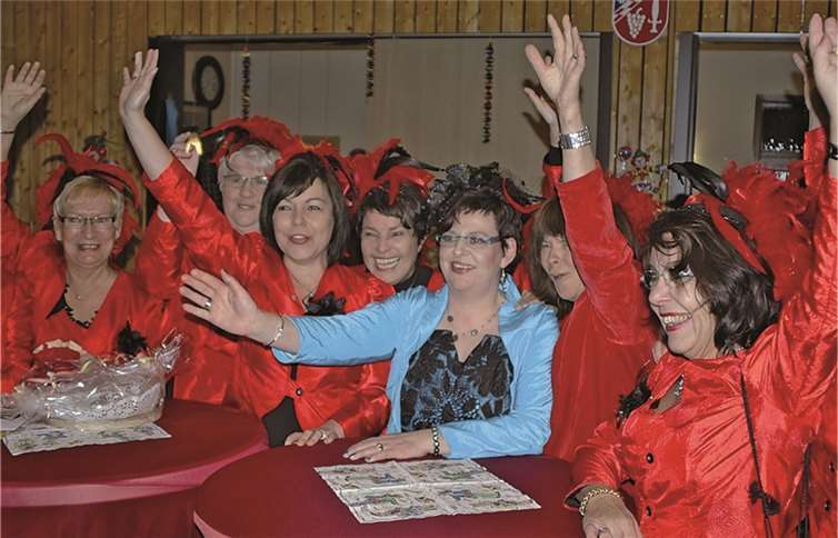 Die Winninger Möhnen starteten mit ihrer neuen Obermöhn Heidi in die Session.privat