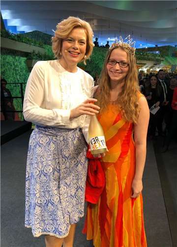 Die Winninger Weinhex Jacqueline Krause gemeinsam mit Bundeslandwirtschaftsministerin Julia Klöckner (li.).Foto: privat