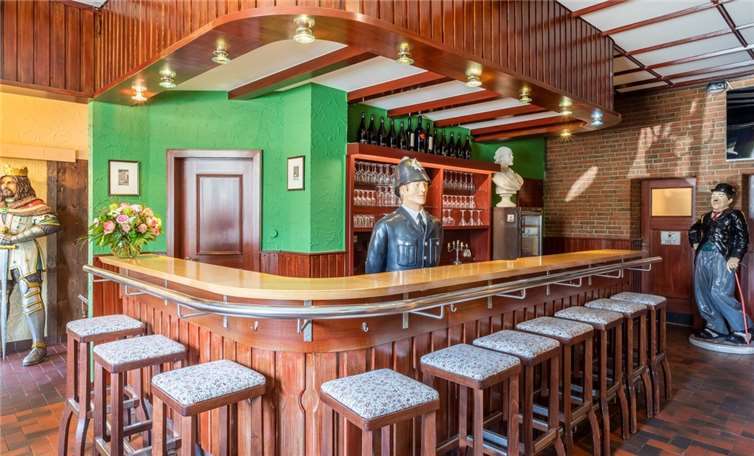 Die „Winston Churchill Whiskey Lounge“ und der „Peaky Blinders Bar“ laden zum Verweilen ein.