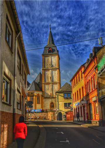 Die Wintersonne taucht die St. Bartholomäus Kirche in Kettig in ein farbiges Kleid. Foto: Werner Dierkes