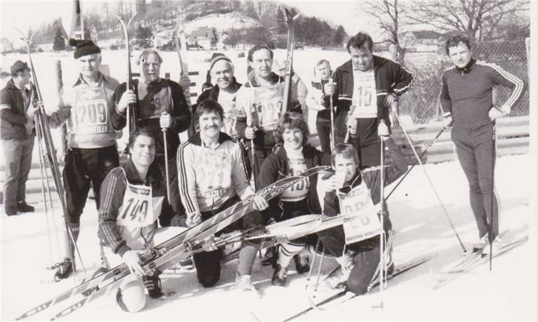 Die Wintersportbegeisterten im Jahre 1982 mit den ersten Übungsleitern Horst Kettermann (stehend: zweiter v. re.); Irmi Kettermann (kniend zweite v. rechts) und Dieter Becker (kniend vierter v. links). privat