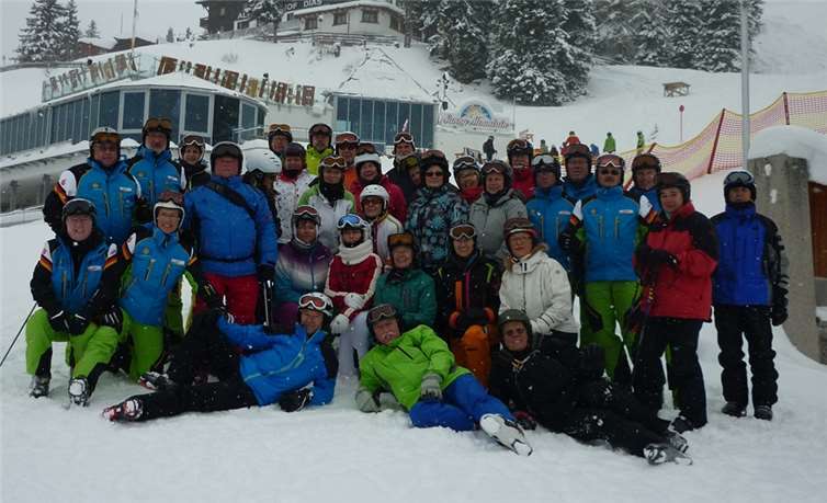 Die Wintersportler des TV 06 vor verschneiter Kulisse. privat