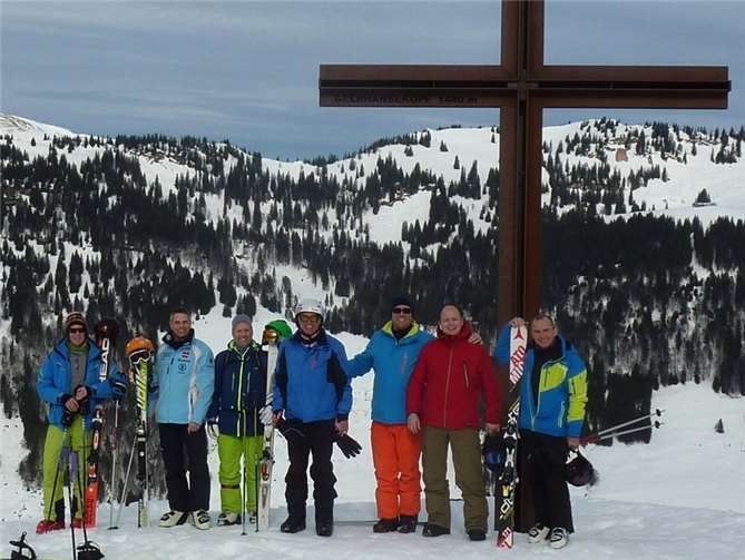 Die Wintersportler des Turnverein Sinzig am Gipfelkreuz des Gelbhansekopfs.  privat