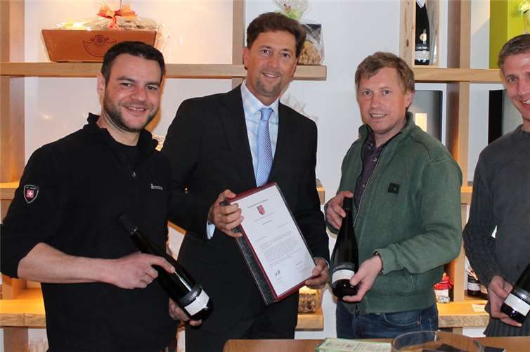 Die Winzer aus dem Hause Weingut Scheidgen Christian Krupp, Georg Scheidgen und Andreas Müller freuen sich über die Anerkennung. Detlef Odenkirchen 2. v. l. gratuliert den „Weinmachern“ zum Erfolg. privat