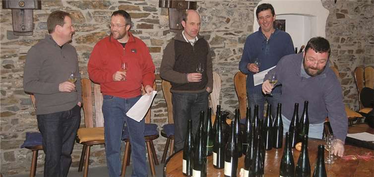 Die Winzer bei der Vorprobe.. privat