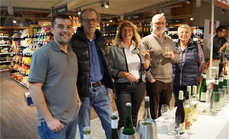 Die Winzer der Region hatten eine breite Palette ausgesuchter Weine im Angebot. Edeka-Marktleiterin Christel Albert-Lenz probierte und kommentierte.MT