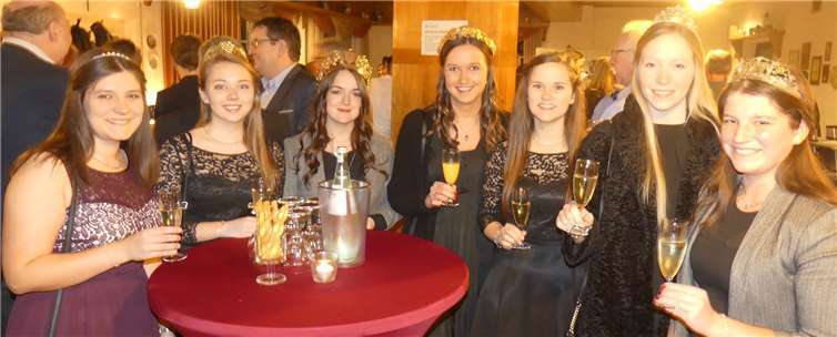 Die Winzer der Verbandsgemeinde waren mitleckerem Wein und den örtlichen Weinmajestäten vertreten. Fotos: TE