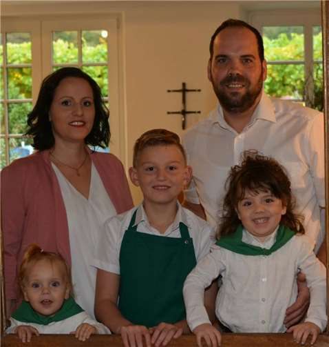 Die Winzerfamilie des Weinguts Fuhrmann-Burg möchte mit ihrer Aktion das Tierheim Koblenz unterstützen. Fotos: privat