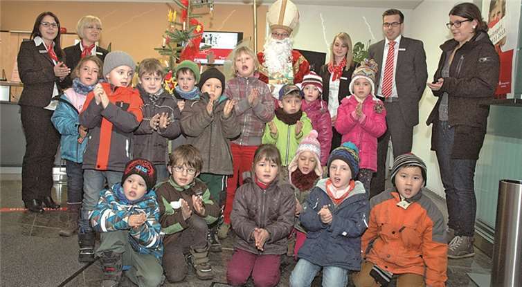 Die Wirbelwind-Kinder schmückten den Baum der KSK-Geschäftsstelle Ahrbrück.UM
