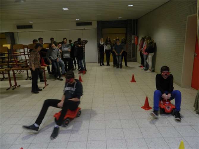 Die Wirkung von Suchtmitteln wurde anhand praktischer Spiele und Übungen demonstriert. privat