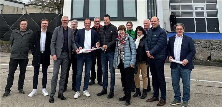 Die Wirtschaftsförderer der Städte und Verbandsgemeinden sowie der WFG des Landkreises Mayen-Koblenz machten sich vor Ort ein Bild vom Gewerbe- und Industriestandort Flugplatz Mendig. Foto: Stefan Pauly/VG-Verwaltung Mendig