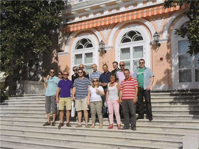 Die Wirtschaftsjunioren Rhein-Ahr vor dem historischen Herrenhaus „Villa Angiolina“ in Opatija/Kroatien. privat