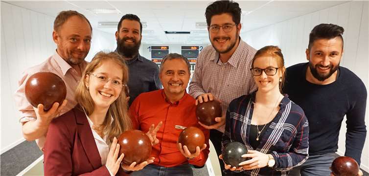 Die Wirtschaftsjunioren Westerwald-Lahn genossen einen schönen Kegelabend mit reichlich Gelegenheit zum Austausch untereinander. (V.l.) Hans Christian Schmengler von maxmedia, Corinna Krupp von BLICK aktuell, Arne Rossbach von Willi Rossbach Möbeltransporte, Achim Kunst von integralLeaders, Roland Walta von der Deutschen Vermögensberatung, Lena Leitner von Think Unternehmensentwicklung und Viktor Kurz von Kurz Personal. Wirtschaftsjunioren Westerwald-Lahn