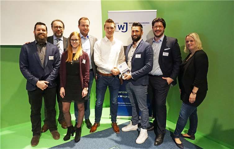 Die Wirtschaftsjunioren Westerwald-Lahn zu Gast im Studio von WW-TV (v. l.): Arne Rossbach (Willi Rossbach Möbeltransporte GmbH, Montabaur), Richard Hover (IHK-Geschäftsstelle Montabaur), Lena Leitner (THINK Gruppe, Wirges), Robert Claussen (DSG Elito GmbH, Kaiserslautern), Julian Gross (Graviertechnik Otto Gross, Nistertal), Viktor Kurz (Kurz Personal GmbH, Wirges), Roland Walta (Deutsche Vermögensberatung, Höhr-Grenzhausen) und Kirsten Müller (ipm Müller GmbH, Montabaur).  privat