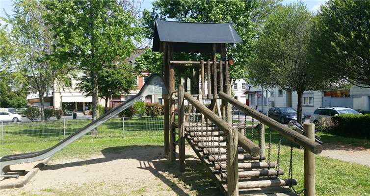 Die Witterung hat an dem Spielgerät deutliche Spuren hinterlassen. Eine Reparatur wäre sehr aufwendig und teuer. Daher soll möglichst bald ein Ersatz für das Spielgerät geschaffen werden. privat