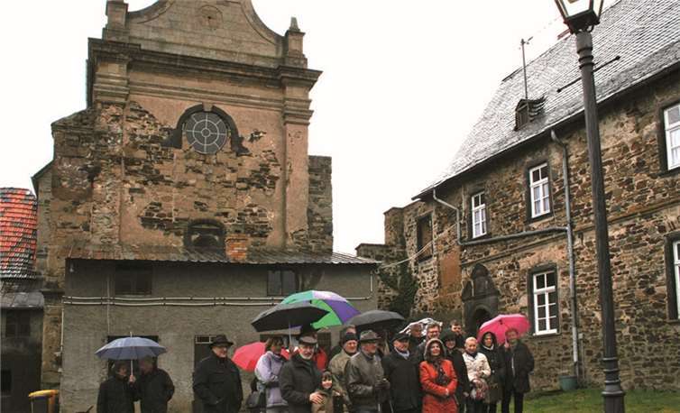 Die Witterung hielt die Exkursionsteilnehmer nicht vom Besuch der Propsteikirche ab. Sie zeigten sich beeindruckt von dem besonderen Zeugnis der Kulturgeschichte.HG