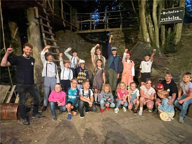 Die Wölflinge auf der Freilichtbühne. Foto: Pfadfinderstamm Adenau